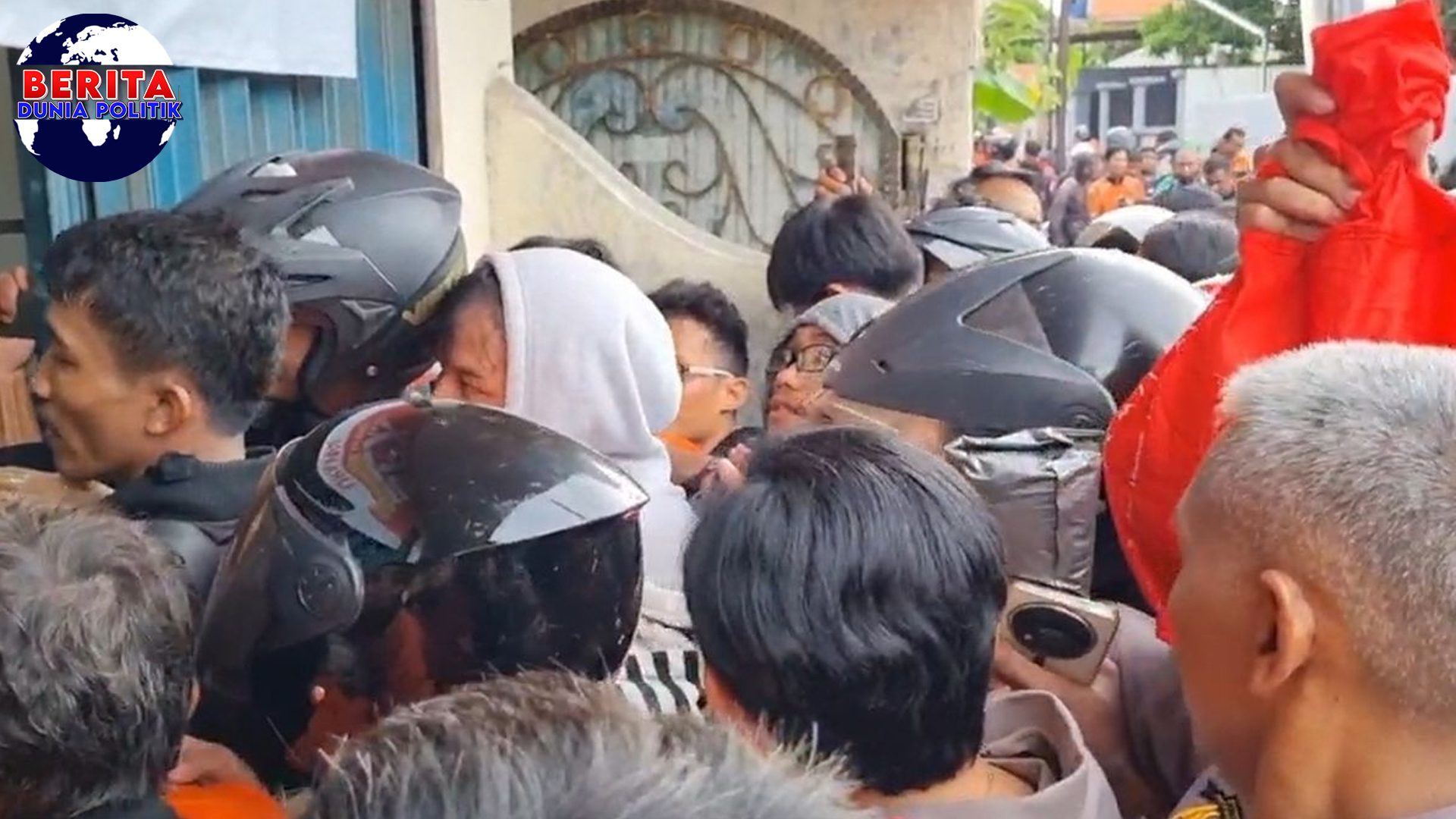 Ulujami Dibanjiri Ribuan Kurir, Antre 2 Kilometer untuk Retur Paket!