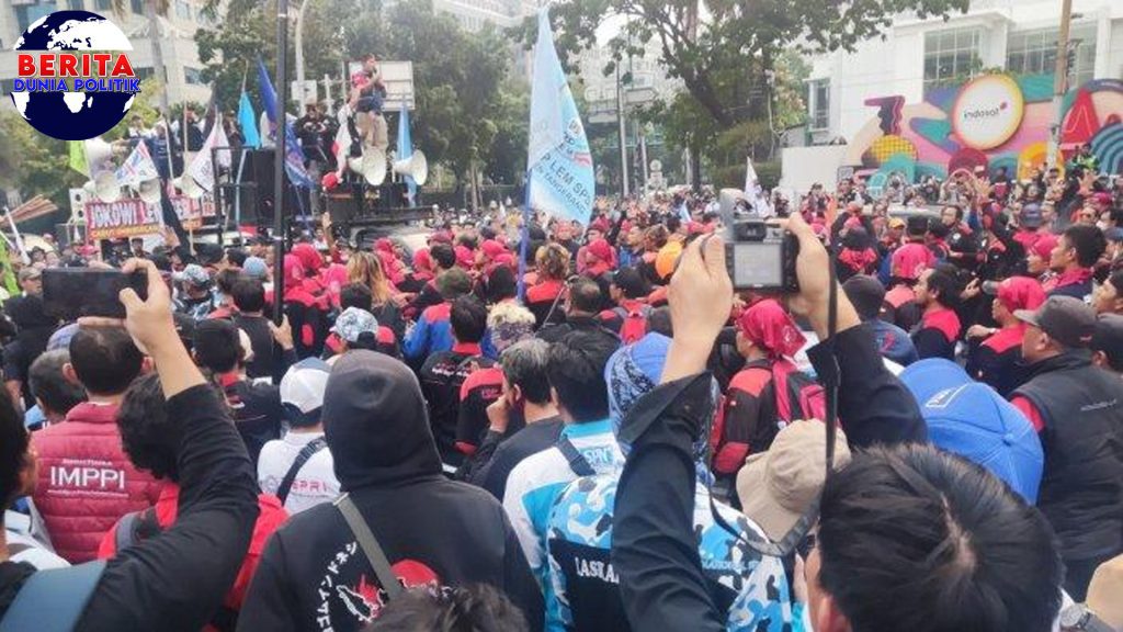 Monas Bergejolak! Buruh Turun Gunung di May Day 2025