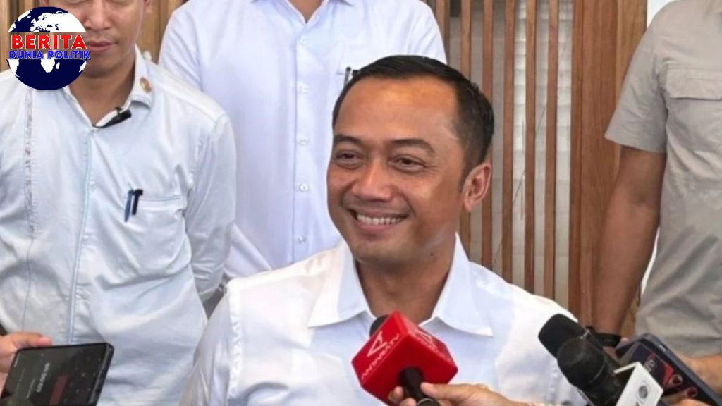 Belakangan, kabar reshuffle kabinet ramai beredar di berbagai platform. Tentu saja, hal ini memicu banyak tanda tanya dan spekulasi di kalangan masyarakat. Di tengah ramainya isu tersebut, Menteri Sekretaris Negara (Mensesneg) angkat suara langsung untuk memberikan penjelasan yang jelas dan menenangkan publik. Mensesneg menyampaikan bahwa isu reshuffle yang berkembang selama ini belum ada keputusan resmi dari pihak pemerintah. Dengan tegas, mereka menjelaskan bahwa kabar tersebut lebih banyak didasari oleh asumsi dan belum didukung fakta konkret. Namun demikian, bukan berarti situasi politik di dalam kabinet berjalan tanpa dinamika. Justru, klarifikasi yang diberikan oleh Mensesneg berfungsi sebagai pengingat agar publik dan media dapat lebih berhati-hati dalam menerima serta menyebarkan berita. Kabar Reshuffle yang Menggemparkan, Mensesneg Tanggap dengan Bijak Beberapa waktu terakhir, isu reshuffle menjadi topik hangat yang terus dibahas. Terlebih lagi, muncul berbagai versi kabar yang tidak jarang bertentangan satu sama lain. Ketika isu seperti ini mencuat, wajar saja jika publik mencari kejelasan langsung dari sumber yang resmi. Di sinilah peran Mensesneg sangat penting. Mereka bertindak cepat dengan memberikan klarifikasi agar tidak terjadi kesalahpahaman yang berlarut-larut. Penjelasan yang diberikan pun cukup lugas dan mudah dipahami. Selain menegaskan belum adanya reshuffle resmi, Mensesneg juga mengingatkan agar semua pihak dapat menahan diri dari menyebarkan informasi yang belum terverifikasi. Langkah ini tentu saja bertujuan supaya tidak memicu keresahan di tengah masyarakat. Kenapa Klarifikasi Ini Penting? Dalam dunia politik, rumor dan kabar tak terkonfirmasi sangat mudah bertebaran. Terlebih lagi, ketika isu reshuffle kabinet muncul, maka efek domino yang ditimbulkan juga cukup besar. Mulai dari spekulasi di kalangan birokrat, hingga ketidakpastian yang dirasakan oleh publik. Karena alasan tersebut, keterbukaan dan komunikasi dari pihak pemerintah mutlak diperlukan. Dengan memberikan penjelasan yang transparan, setidaknya bisa mengurangi kebingungan sekaligus menjaga kestabilan suasana politik dan sosial. Sekalipun belum ada keputusan reshuffle, perhatian masyarakat terhadap isu ini tetap tinggi. Maka dari itu, Mensesneg berusaha memberikan kabar yang akurat dan bisa dipercaya, bukan sekadar angin lalu yang menimbulkan kegaduhan. Bagaimana Dampak Isu Reshuffle terhadap Pemerintahan dan Publik? Meskipun belum ada reshuffle yang diumumkan, isu ini sudah cukup memengaruhi atmosfer politik. Banyak pihak yang menjadi penasaran, bahkan muncul beragam prediksi mengenai siapa saja yang bakal masuk atau keluar dari kabinet. Hal ini tentu menambah warna tersendiri dalam perbincangan sehari-hari. Namun, efek sampingnya juga terlihat jelas. Ketidakpastian yang muncul sering kali membuat suasana jadi tidak nyaman. Terlebih bagi para pejabat yang sedang aktif menjalankan tugas, mereka tentu butuh suasana kondusif agar kinerja tetap optimal. Menjaga Stabilitas dan Fokus Kerja Jadi Prioritas Di tengah gelombang isu reshuffle yang ramai, pemerintah harus tetap fokus menjaga stabilitas dan kelancaran kerja. Oleh sebab itu, Mensesneg menyarankan semua pihak agar tidak terjebak pada rumor yang belum jelas sumbernya. Dengan demikian, semangat kerja dan fokus pada tugas utama bisa terus terjaga. Pasalnya, perubahan di kabinet memang wajar terjadi, namun harus melalui proses yang tepat dan bukan berdasarkan gosip semata. Klarifikasi ini diharapkan menjadi momentum bagi semua pihak untuk lebih bijak dalam menerima informasi. Terlebih di era digital sekarang, berita bisa tersebar sangat cepat, bahkan sebelum ada konfirmasi resmi. Kesimpulan: Mensesneg Tegaskan, Reshuffle Belum Jadi Keputusan Klarifikasi dari Mensesneg membuktikan bahwa isu reshuffle kabinet yang ramai dibicarakan belum berstatus keputusan resmi. Meskipun begitu, mereka tidak menutup kemungkinan adanya perubahan di kemudian hari, namun hal itu harus melalui mekanisme yang sesuai. Selain itu, pernyataan tersebut mengajak masyarakat untuk lebih cermat dalam menerima berita. Jangan sampai kabar yang belum jelas kebenarannya justru menimbulkan keresahan dan mengganggu stabilitas. Pada akhirnya, menjaga komunikasi yang jelas dan terbuka adalah kunci agar pemerintahan berjalan lancar tanpa terhambat isu yang belum tentu benar. Dengan begitu, publik bisa tetap tenang dan fokus pada hal-hal positif yang sedang dilakukan oleh pemerintah.
