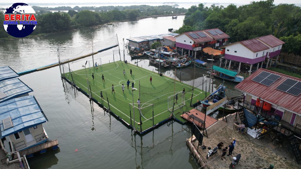 Serunya Lapangan Apung, Spot Andalan Warga Muara Angke!