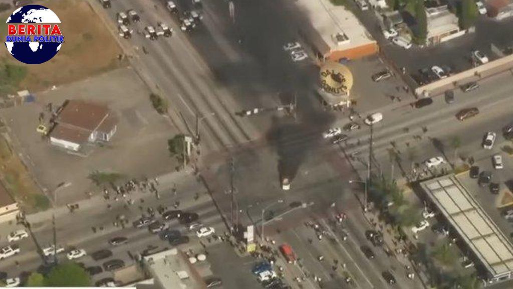 Massa di Los Angeles Bakar Mobil, Ini Sebab di Baliknya!