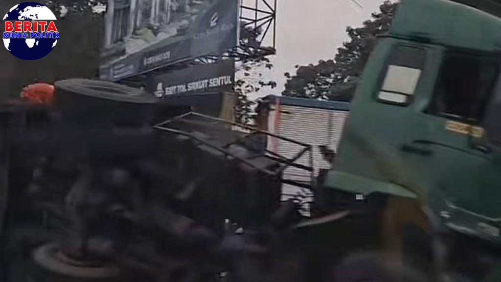 Pipa Jumbo Jatuh di Tol Jakut, 4 Luka & 9 Lapak KacauPipa Jumbo Jatuh di Tol Jakut, 4 Luka & 9 Lapak Kacau