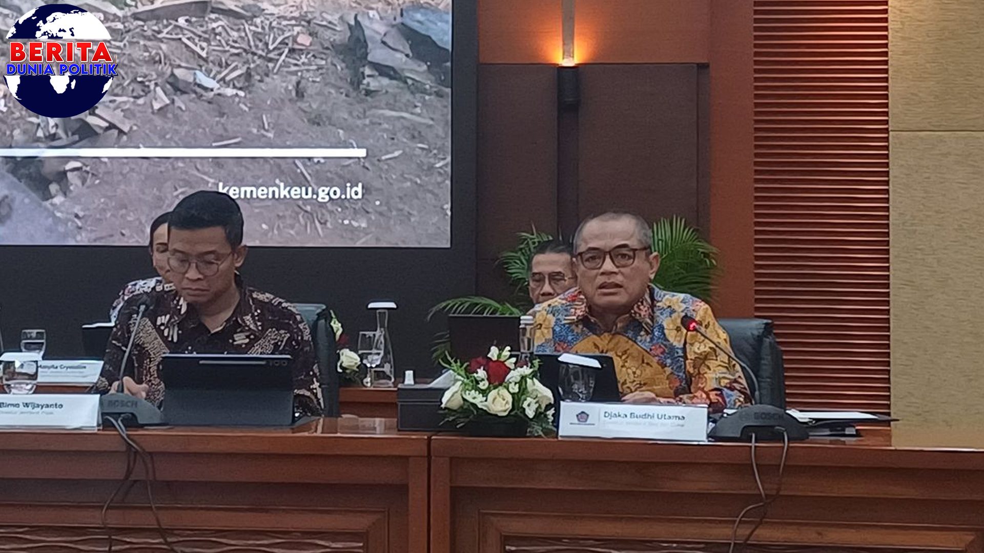 Rokok Ilegal Disamarkan Jadi 1 Celana Dalam & Sandal