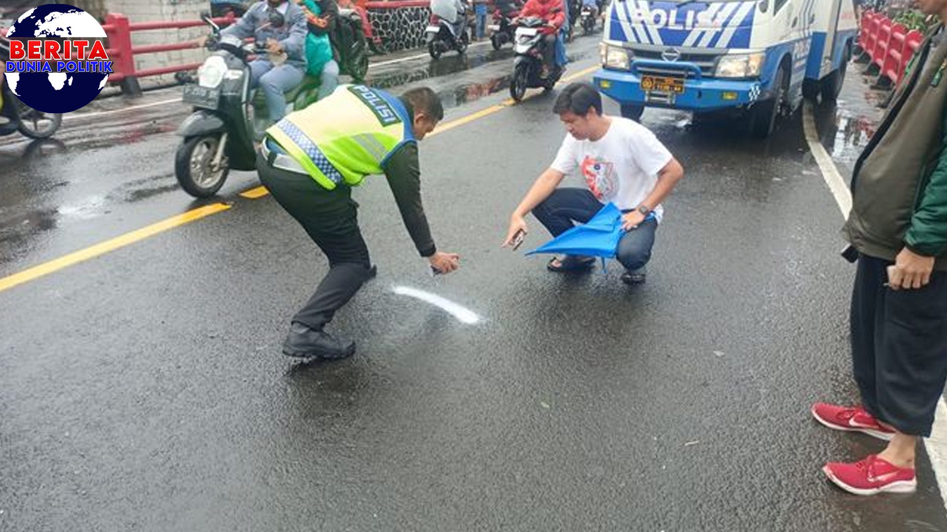 Mobil Seruduk Motor & Warung Baru di Puncak, 2 Luka