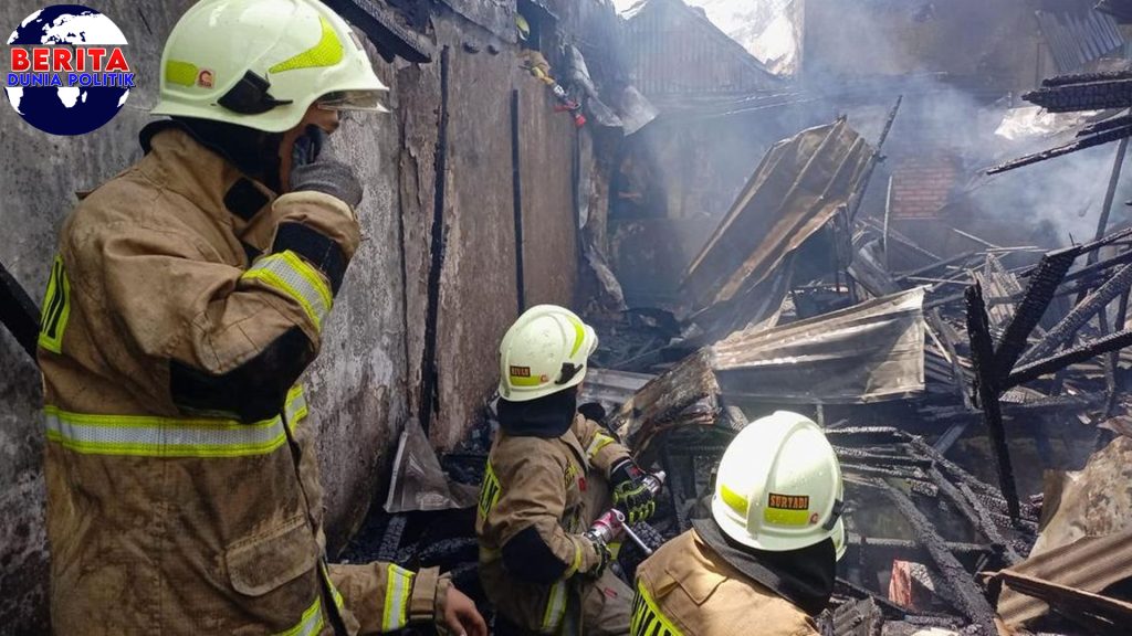 Api Melahap Rumah di Johar Baru 20 Damkar Beraksi