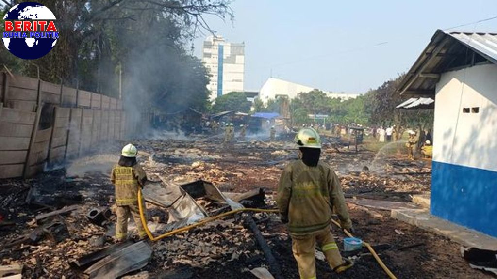 Kebakaran Mal Kelapa Gading, 14 Petugas Kerja Keras