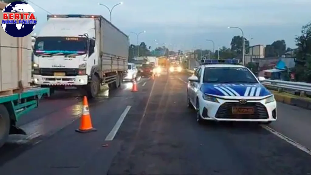 Truk Terguling, Lalin KM 17 JORR Padat Banget!