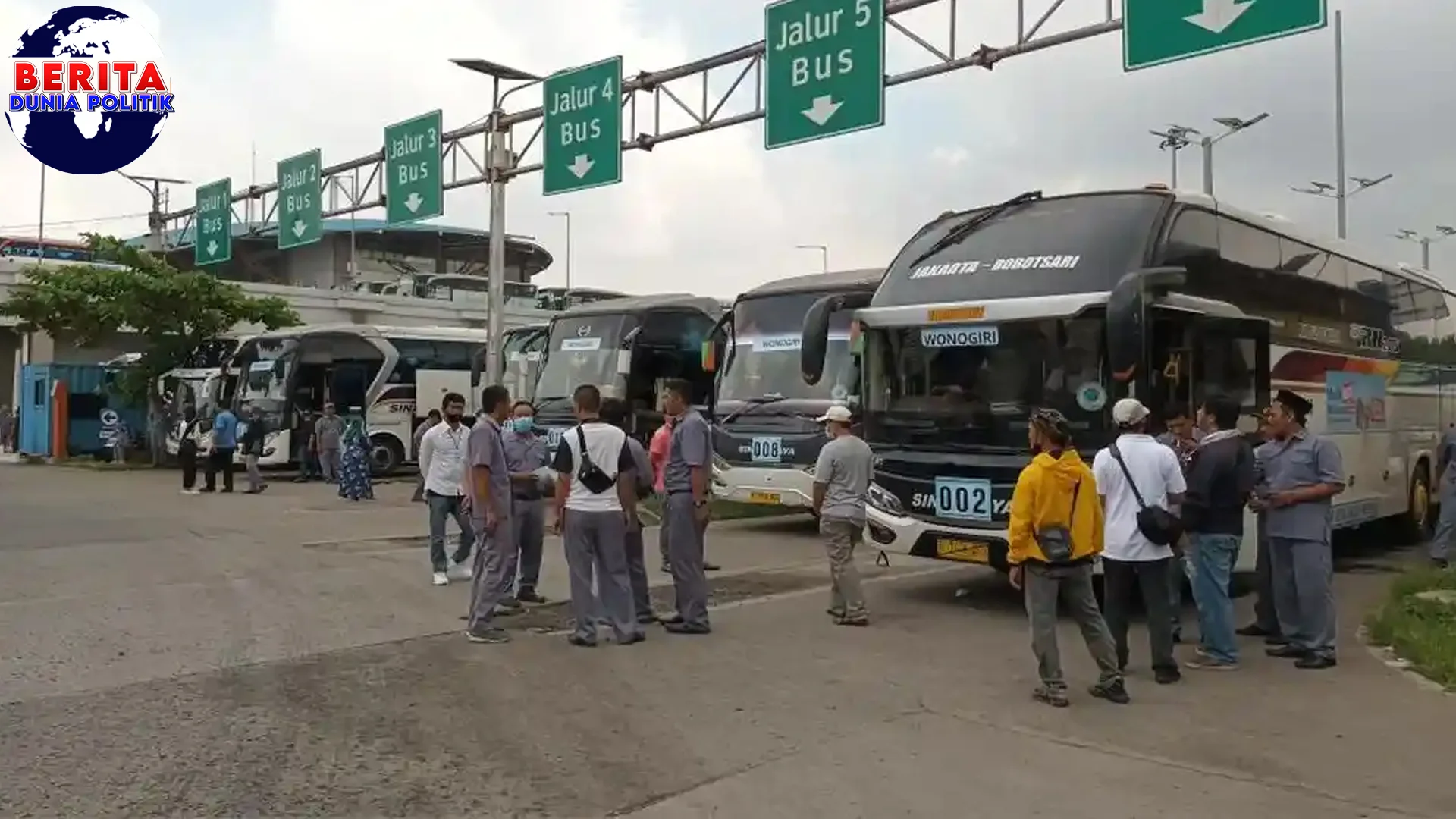 Pulo Gebang 15 Ribu Pemudik Berangkat Libur Resmi Natal