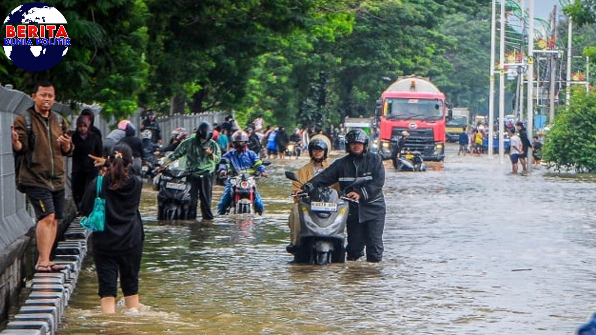 Update Banjir Jakarta: 90 RT Lumpuh, Jalanan Tergenang!
