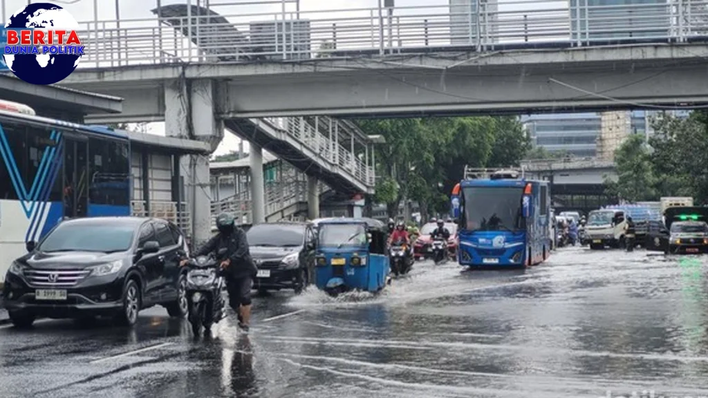 Update Banjir Jakarta: 90 RT Lumpuh, Jalanan Tergenang!